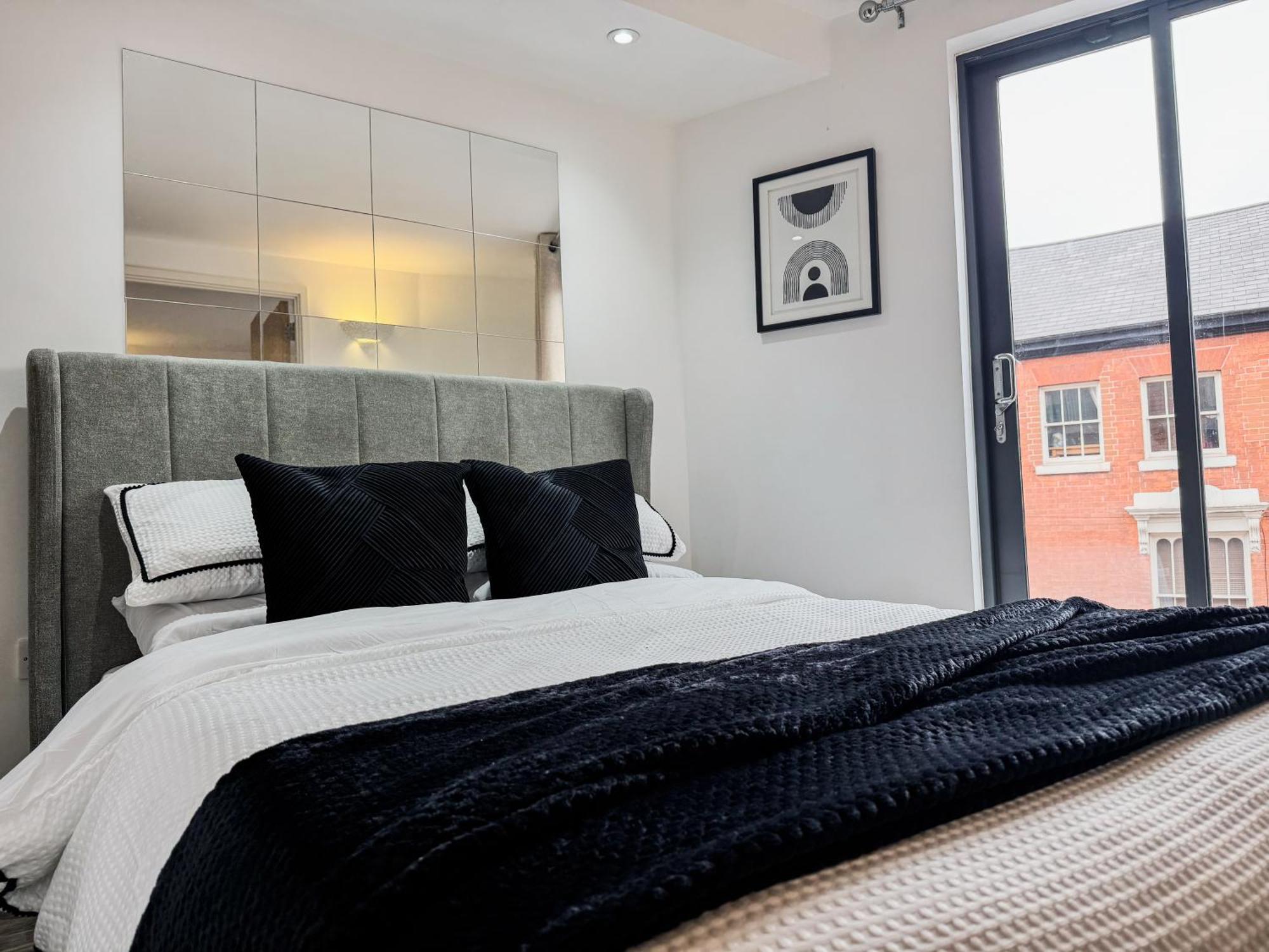 J Quarter 1br - Free Parking - Two Apartment *